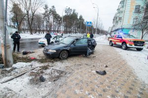 В Киеве водитель Audi сбил двух женщин на остановке. Фото: Информатор