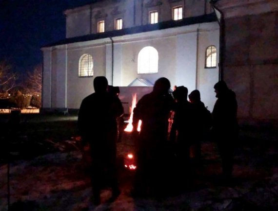 Активисты организовали круглосуточное дежурство возле церкви во избежание провокаций и попыток отобрать храм