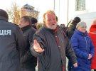 Протоиерей Владимир Гелета под жидичинской церковью в пятницу, 22 февраля