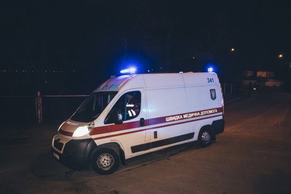 В Киеве неизвестная женщина дважды ударила ножом мужчину