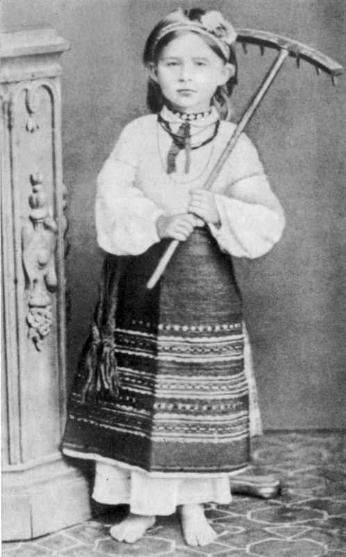 Леся Украинка в волынском народном костюме. 1878-1879 годы