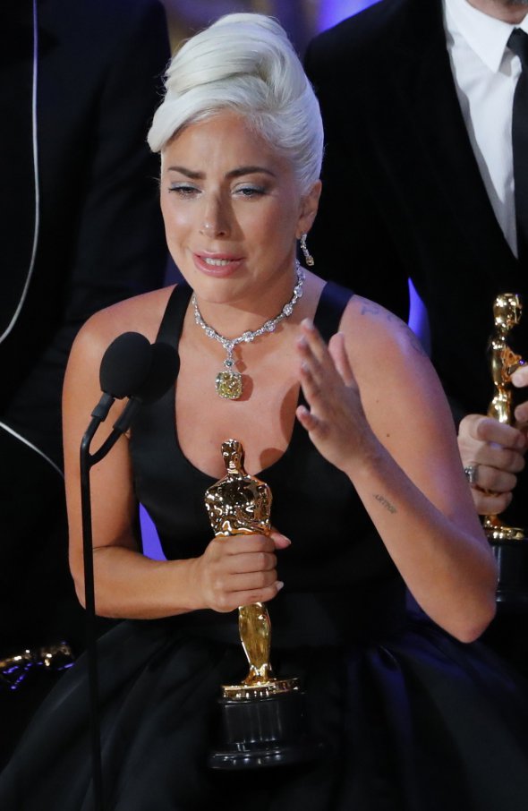 Леди Гага получила "Оскара" за "Лучшую песню"