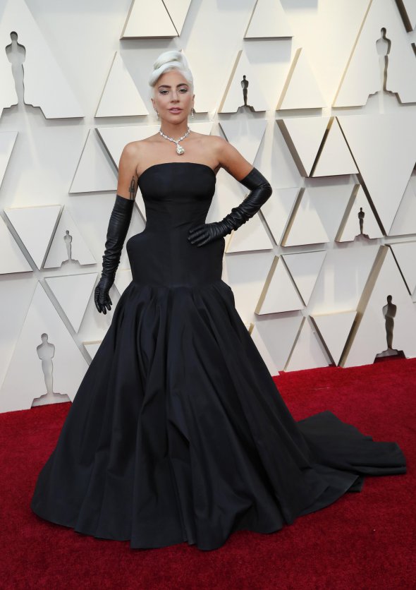 Леди Гага удивила дорогим нарядом из черного платья