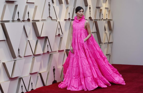 Джемма Чан вразила яскравою сукнею Valentino Haute Couture
