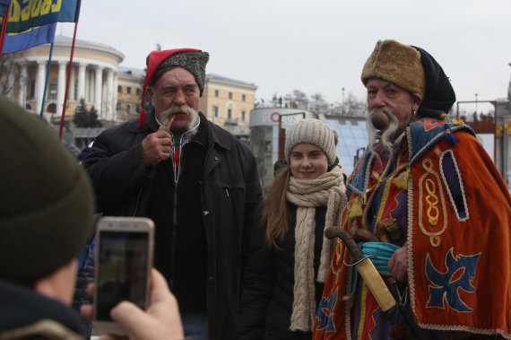 На Вече Достоинства на Майдане пришло около 10 000 человек, некоторые оделись в национальную одежду