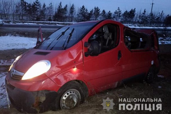 На Тернопільщині  сталася смертельна аварія вранці 25 лютого. Водій автомобіля Opel Vivaro  виїхав виїхав за межі проїзної частини, не впорався з керуванням  і перекинувся