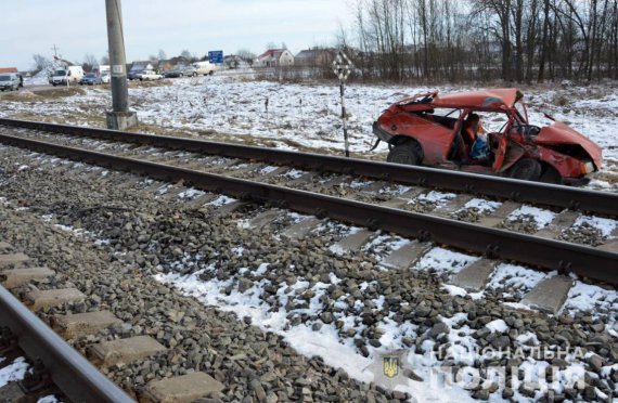 Внаслідок ДТП водій та троє пасажирів транспортного засобу отримали тілесні ушкодження