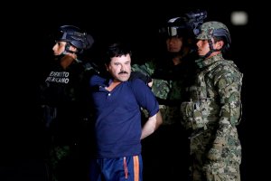 Мексиканського наркобарона Хоакіна Гусмана затримують морські піхотинці у містечку Лос-Мочис на узбережжі Каліфорнійської затоки 8 січня 2016 року. Його видали Сполученим Штатам, де він постав перед судом