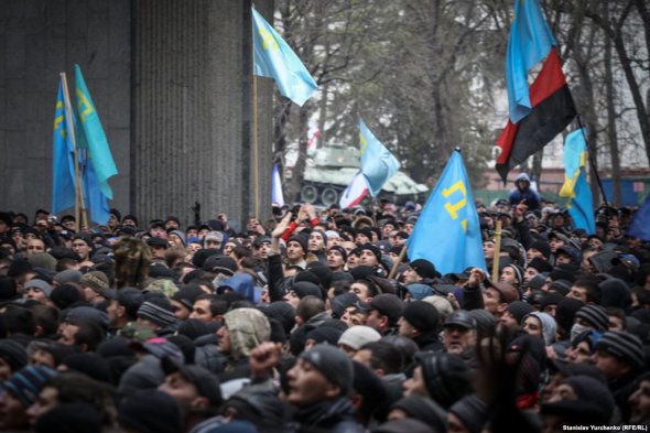 Голова Меджлісу Рефат Чубаров вимагав від спікера кримського парламенту Володимира Константинова перенести або скасувати позачергову сесію, щоб уникнути протистояння і подальшого загострення ситуації в Криму