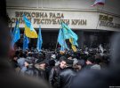 Проукраїнські активісти різних національностей зібралися, щоб завадити російській окупації Криму