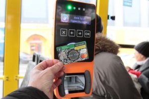 ”Картку киянина” пасажир прикладає до валідатора. Після оплати на ньому з’являється напис ”Квиток дійсний”
