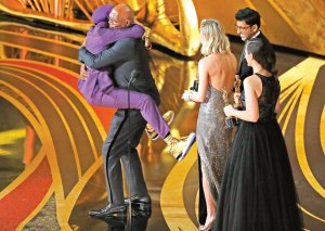 Актор і режисер 61-річний Спайк Лі обіймає колегу Семюеля Джексона, який оголосив його переможцем на ”Оскарі” в номінації ”найкращий адаптований сценарій” за фільм ”Чорний куклукскланівець”