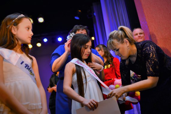 Кожна з 17-ти міні міс отримала титул, корону і подарунки.