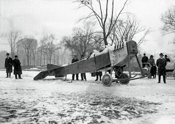 Нью-йоркці оглядають літак, що приземлився у Центральному парку 6 березня 1916 року. Ним керував мільйонер ­Александер Блер. Він кружляв над містом. Не долетів до аеродрому, бо закінчилося пальне