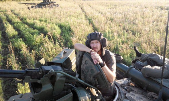 Киевлянин 34-летний Артем Трегубенко на войну пошел добровольцем. Лейтенанта отправили в 93-й механизированной бригады Холодный овраг на должность заместителя командира 9-й танковой роты