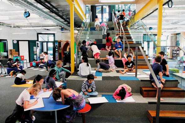 Типовий урок у новозеландській школі Freemans Bay. Дітей тут заохочують працювати у групах, обмінюючися знаннями. Класні кімнати відсутні, уроки часто відбуваються там, де схочеться дітям і вчителю