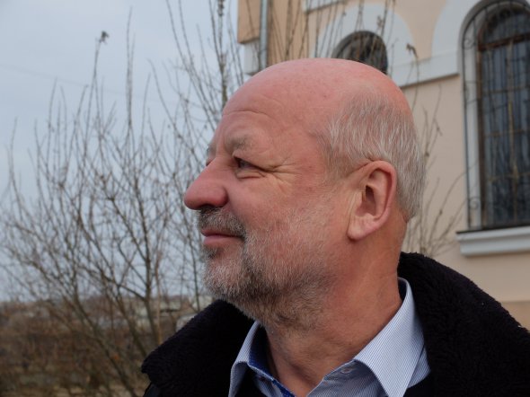 Ганс-Йозеф ФЕЛЛЬ, 67 років, радник з питань енергетики та зміни клімату Бундестагу Народився 7 січня 1952 року в німецькому Гаммельбурзі. Закінчив гімназію в 1971 році. Вивчав фізико-спортивні науки в університеті Вюрцбурга. Після складання державного іспиту в 1980 році почав викладати фізику та фізичне виховання у гімназії ім. Олександра фон-Гумбольдта в Швайнфурті. З 1990 по 2000 роки був міським радником в Хаммельбурзі. Працював в окружній раді в районі Бад-Кіссінген. Член німецького парламенту з 1998 від Партії зелених. В дослідницькому комітеті німецького Бундестагу допоміг забезпечити збільшення фінансування досліджень у сфері фотоелектрики, концентрування сонячної енергії, геотермальної енергії, біоенергії, акумуляторів для електричних машин. Написав проект Закону про відновлювальні джерела енергії, який був прийнятий у 2000 році. Закон гарантує покриття витрат на електроенергію з біомаси, енергії вітру та сонячної енергії, а також спрямований на збільшення частки відновлюваної енергії. У 2011 році Німеччина вже виробляла 20% своєї енергії з відновлюваних ресурсів. Ініціював законодавство про звільнення від податку на біопаливо. Разом з дружиною Анною-Марією живуть в Хаммельбурзі. Мають двох дітей. Сімейний будинок повністю працює на відновлюваній енергії. У 2015 році він отримав орден "За заслуги" Федеративної Республіки Німеччина.