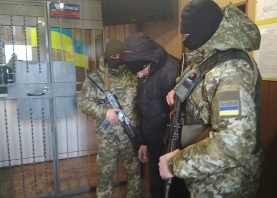 Українські правоохоронці затримали 41-річного громадянина України, Сепаратиста, який до зради сидів строк за зґвалтування. В лавах ДНР він охороняв уламки малазійського боїнга, який у 2014 році збили росіяни