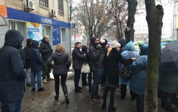 Под офисом кандидата в президенты Юлии Тимошенко собрались пожилые женщины, которые требовали заплатить им за агитационную работу