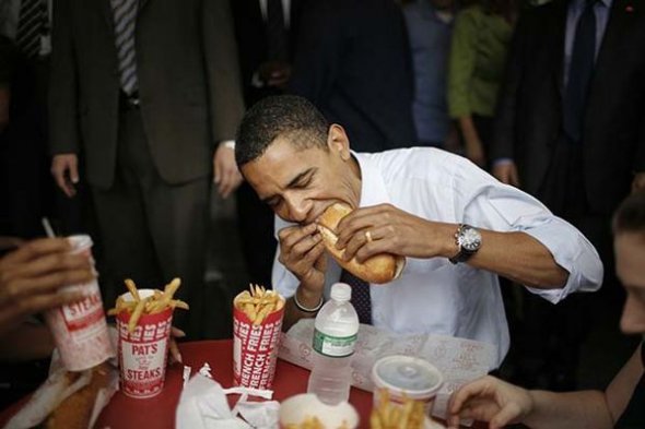 44-ий президент США Барак Обама їсть хот-дог. Фото: hodor.lol