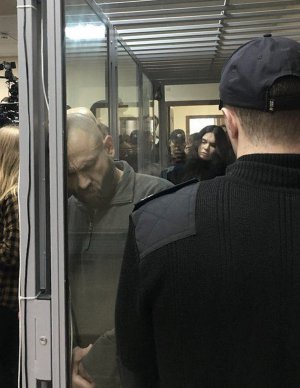 Геннадій Дронов схилив голову в Київському районному суді Харкова, очікуючи вироку за скоєну 18 жовтня 2017 року автомобільну аварію. Позаду нього стоїть друга винуватиця ДТП Олена Зайцева. Розгляд справи тривав рік і три тижні. Відбулося понад 60 судових засідань