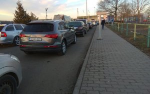 Венгерские таможенники не пускают украинцев через границу