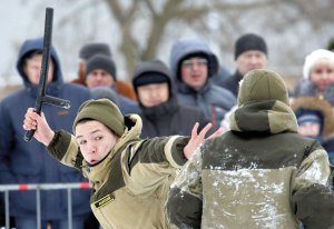 Кримські студенти із так званого військово-патріотичного клубу виступають під час урочистого заходу, приуроченого до російського свята Дня захисника Вітчизни. 23 лютого, Євпаторія, Крим