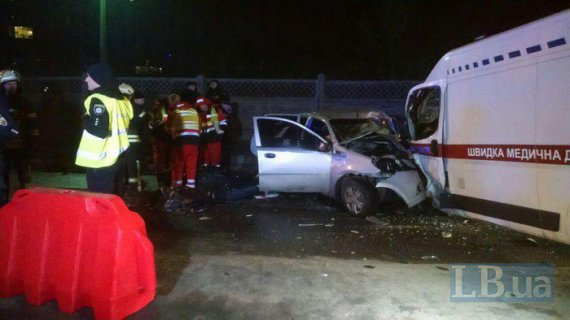 На Броварському проспекті в Києві зіткнулись автомобілі Peugeot швидкої медичної допомоги і легковик ZAZ Vida .