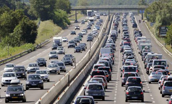 Не менее пяти млн автомобилей застряли по дороге из Лиона в Париж
