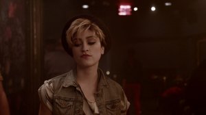 У докудрамі "Мадонна: Народження легенди" американську співачку Мадонну Луїзу Чікконе грає дебютантка Джеймі Олд