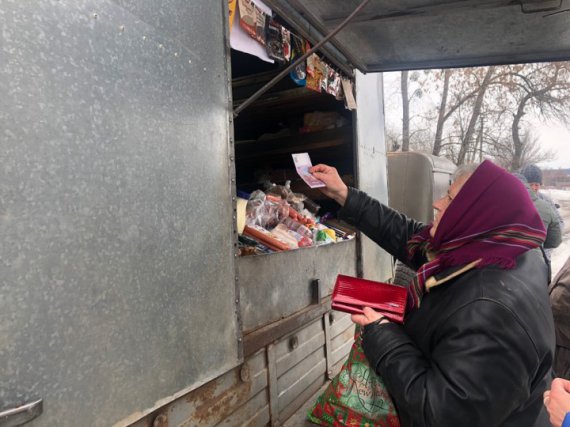 Жители села Бричковка на Полтавщине дважды в неделю покупают продукты в магазине на колесах