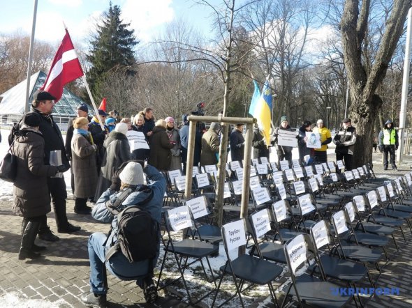 Акция в поддержку украинских политзаключенных "Пустые стулья" состоялась напротив посольства РФ в Латвии