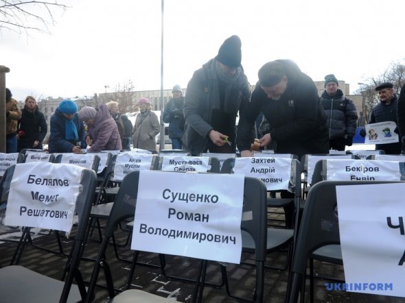 Десятки порожніх стільців з наклеєними на них іменами українських політичних ув'язнених у Росії були поставлені просто перед вікнами російської дипмісії