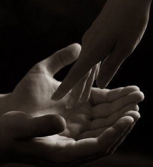 За допомогою дотиків жінки можуть управляти почуттями, бажаннями і поведінкою  чоловіка.