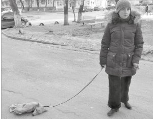 Мешканка вулиці Курсової подібним чином вигулювала собаку останні півроку. Нині пса лікують волонтери. Хазяйку не притягуватимуть до відповідальності, бо хвора на шизофренію