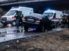 В Киеве произошла авария с участием тягача DAF и Chevrolet Aveo. Машины столкнулись лоб в лоб