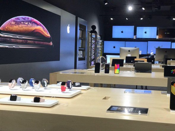 Первый официальный Apple Shop в Киеве изнутри. Фото: the-village.com.ua