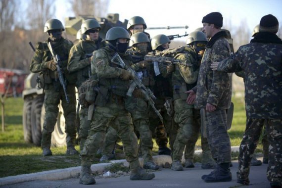 Бойцы 204 тактической авиационной бригады заходятьна территорию аэропорта Бельбек. Их останавливают российские военные и угрожают оружием