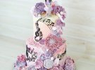 Для декорування своїх тортів кондитери Lynn&Ann Cake Parlour використовують масляний крем і мастику. 