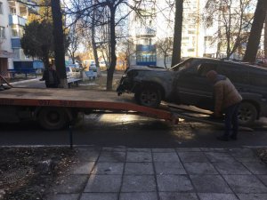 На евакуатор завантажують обгорілий ”Хюндай” Максима Кушніра з міста Бар на Вінниччині. Авто підпалили невідомі. Ремонту не підлягає