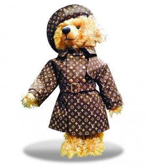 Самый дорогой товар Louis Vuitton - плюшевый медведь Steiff Teddy Bear. Стоит ,1 млн.
