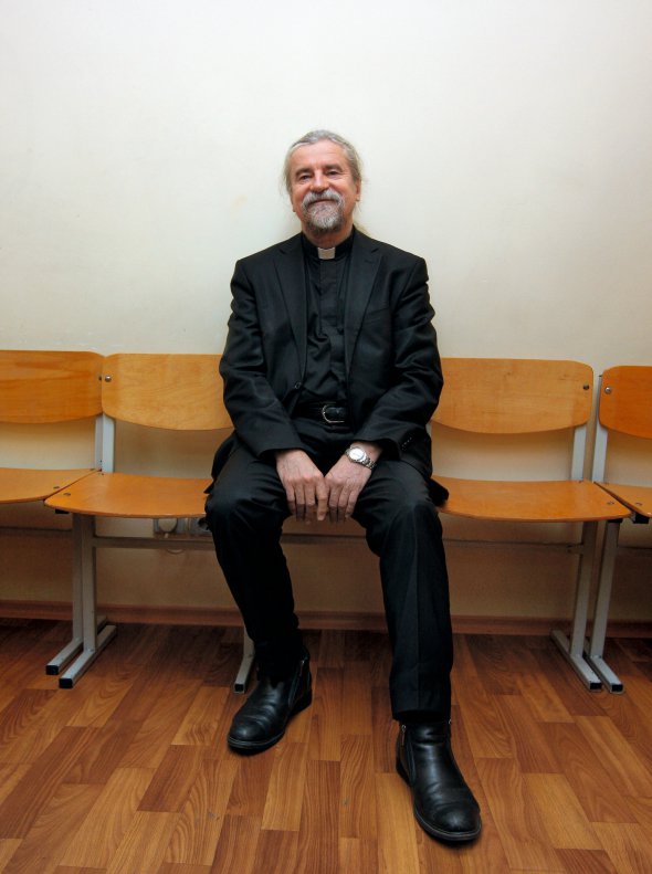 Ігор ІСІЧЕНКО. Мирське ім’я – Юрій, 63 роки, архієпископ Харківсько-Полтавської єпархії Української автокефальної православної церкви Народився 28 січня 1956 року в селі Свобода Куюргазинського району Республіки Башкирія, де працювали батьки. Мати була вчителькою хімії, батько – інженером-будівельником. Дитинство провів у Балаклії на Харківщині. Працював столяром, коректором у районній друкарні. 1979-го закінчив філологічний факультет Харківського державного університету імені Василя Каразіна. Півтора року працював учителем української мови та літератури в Балаклії. 1981-го почав викладати у Харківському університеті, згодом став професором кафедри історії української літератури. 7 липня 1990 року очолив Українське православне братство на Харківщині, яке згодом увійшло до Всеукраїнського братства апостола Андрія Первозваного УАПЦ. Чернечий постриг прийняв 12 березня 1992-го у столичному Свято-Михайлівському монастирі. Через п’ять років став архієпископом. Доктор філологічних наук. Спеціалізується на українській літературі Х–XVIII століття, взаємодії літератури та релігії, історії християнства. Автор підручників, монографій, збірників статей. 1990 року у співавторстві з мовознавцями Володимиром Калашником і Аллою Свашенко видав ”Самоучитель украинского языка”. Торік у харківському видавництві ”Акта” вийшла його книжка спогадів ”Ми просто йшли…”. Живе у Харкові