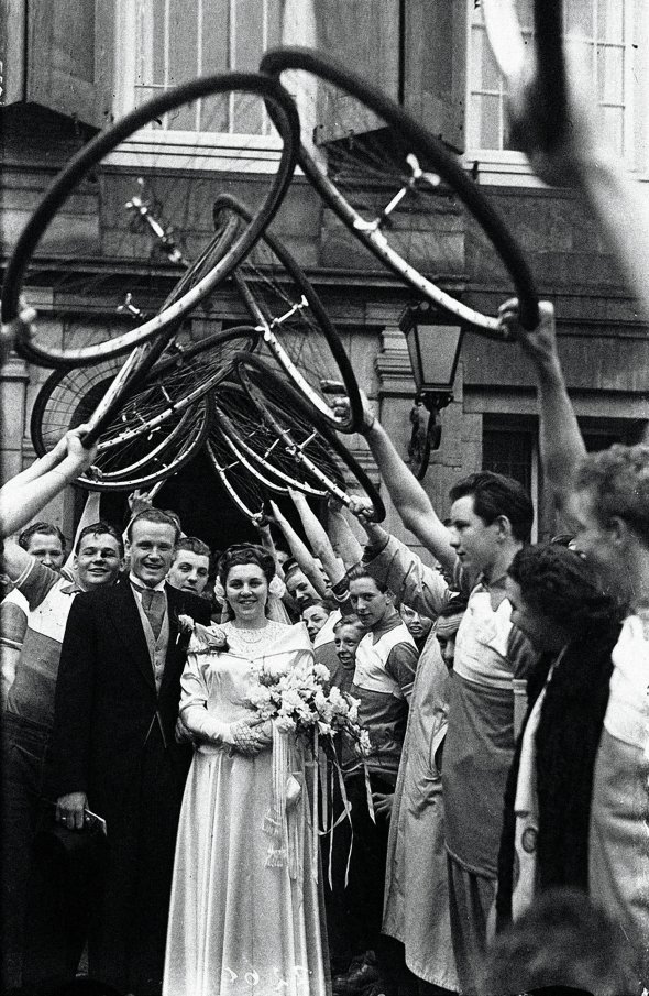 Родичі й друзі зустрічають пару велосипедистів,  які обвінчалися 15 березня 1950-го в Амстердамі