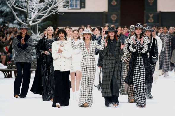 Кара Делевінь, Пенелопа Круз і Кайя Гербер виступили на фінальному показі Chanel