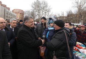 Президент Петро Порошенко спілкується з людьми під час робочої поїздки до Одеської області, 2 березня