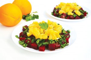 Солодкий буряк у салатах добре поєднується з кислуватим апельсином