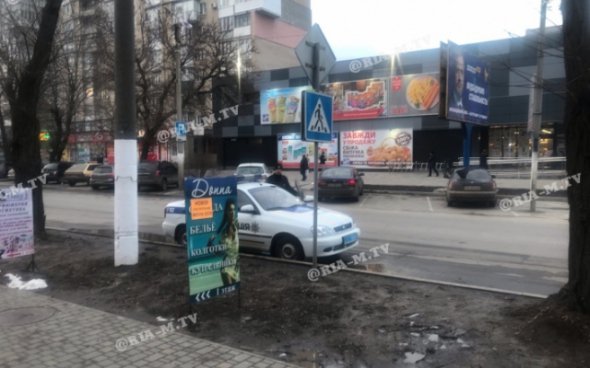 Поліцейські припаркували авто прямо під дорожнім знаком "Зупинка заборонена"