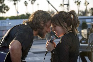 На этой неделе песня Shallow стала лидером хит-парада Billboard Hot 100. В фильме "Рождение звезды" композицию исполняют Брэдли Купер (слева) и Леди Гага (справа)