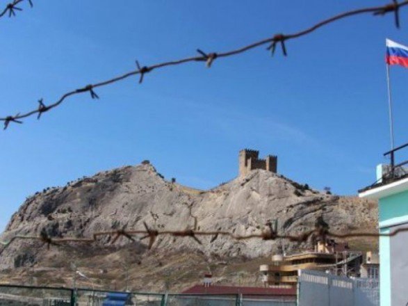 Генуезька фортеця за колючим дротом після анексії Криму