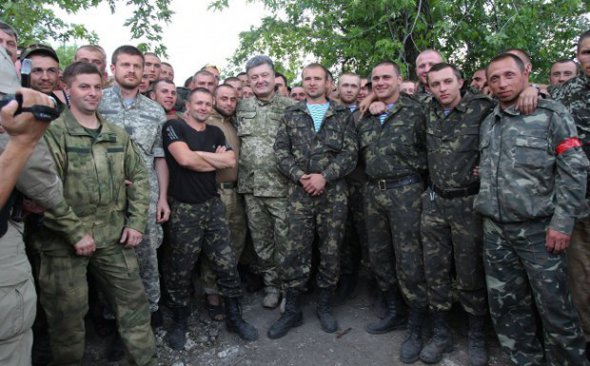 Петро Порошенко разом з військовослужбовцями на Донбасі
